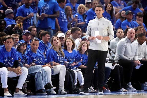 这就喊了?距离比赛结束还是4分半,雷霆已经用完所有暂停